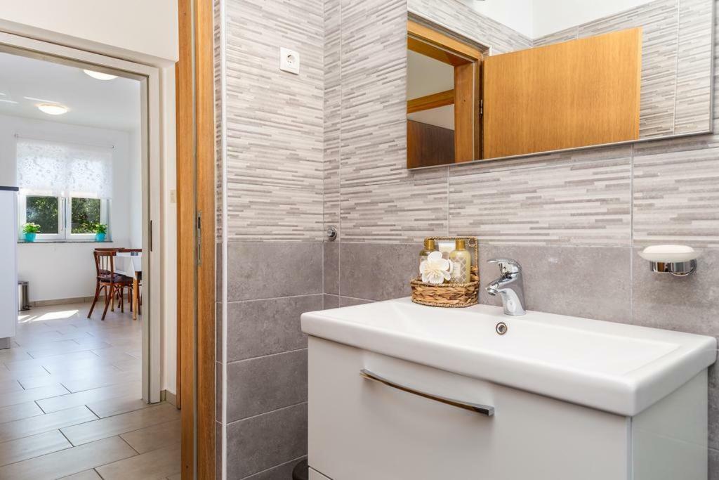 Apartment Roza, Sea View, Free Parking Ičići Екстериор снимка